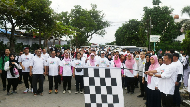 Gerak jalan sehat acara puncak Hari Kesetiakawanan Sosial Nasional Provinsi Sumut di pelataran Cafe Difabel di Jalan Karya Kasih, Kota Medan.