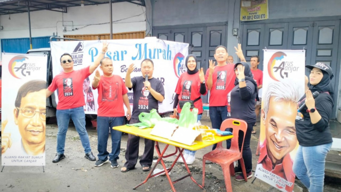 Relawan Arus Ganjar gelar Pasar Murah di Medan.