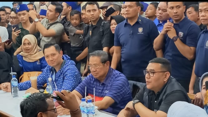 Ketum Partai Demokrat, Agus Harimurti Yudhoyono dan Presiden ke-6 RI, Bambang Susilo Yudhoyono nongkrong di warung kopi bertemu ratusan milineal di  Kota Medan.