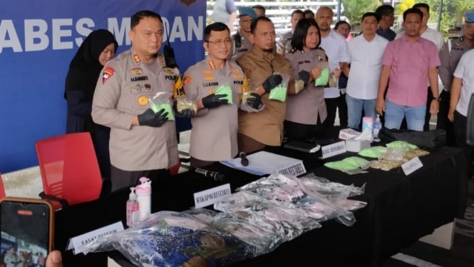 Kapolrestabes Medan, Kombes Pol Teddy John Sahala Marbun paparkan pengungkapan 15 ribu pil ekstasi.