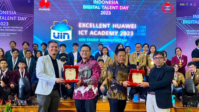 Rektor USU, Prof Muryanto Amin menerima Penghargaan Pembinaan Talenta Digital dari KSP-Huawei.