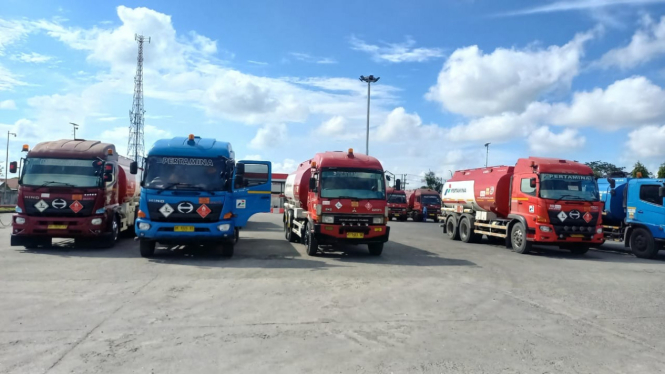 Mobil tangki di Fuel Terminal Medan Grup.