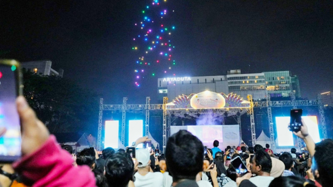 Drone Light Show hiasi malam pergantian tahun baru 2024 di Kota Medan.
