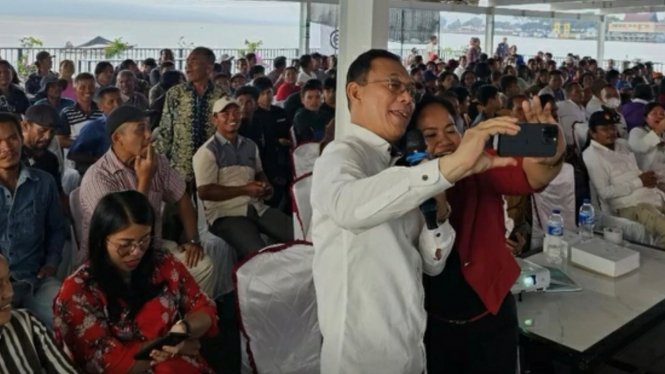 Anggota DPR RI, Gus Irawan Pasaribu bersama masyarakat saat reses.