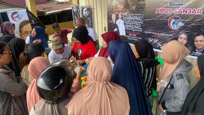 Relawan Ganjar-Mahfud, Arus Ganjar menggelar pasar murah keliling di Binjai.