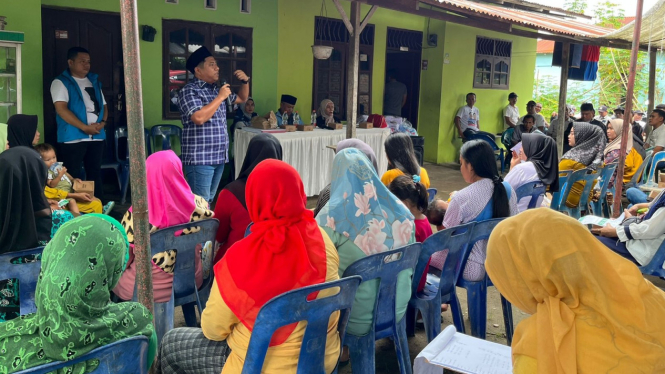 Caleg DPRD Binjai Dapil Binjai Timur, Ronggur Raja Doli berdialog dengan warga.
