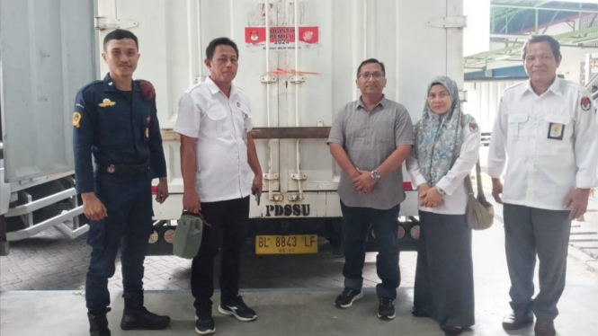 Ketua KPU Binjai, Anton Indratno (dua dari kiri) menerima surat suara.
