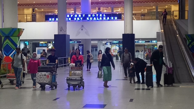 Calon penumpang di Bandara Kualanamu.