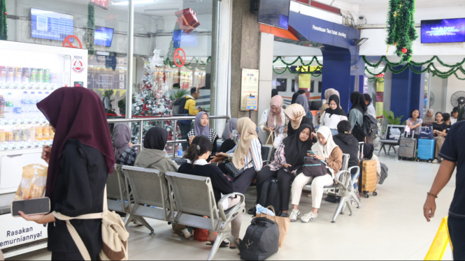 Penumpang kereta api di Stasiun Medan.