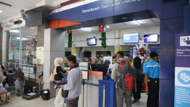 Petugas melakukan pemeriksaan tiket penumpang kereta api di Stasiun Medan.
