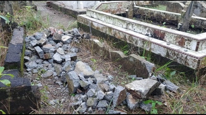 Kondisi nisan makam di Kota Binjai dibongkar OTK.