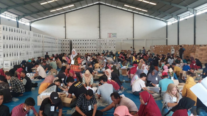 Penyortiran dan pelipatan surat suara Pemilu 2024 di gudang logistik KPU di Kabupaten Asahan.