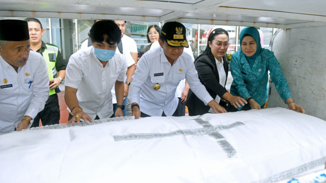 Pj Gubernur Sumut, Hassanudin, sambut kedatangan jenazah Wali Kota Gunungsitoli, Lakhomizaro Zebua di Bandara Kualanamu.