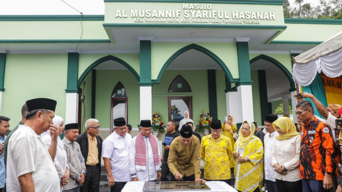 Ketua Yayasan Haji Anif, H Musa Rajekshah resmikan Masjid Al Musannif ke-38 di Tapteng.