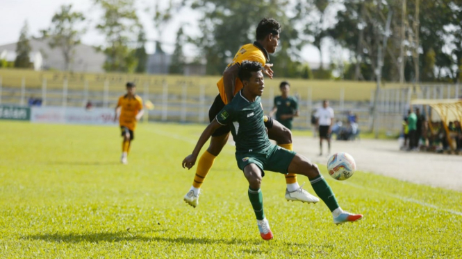 Pemain PSDS (kuning) berebut bola dengan pemain Persikab Bandung.