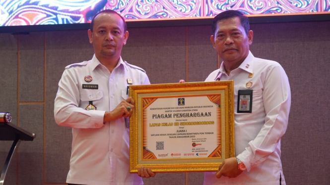 Kalapas Kelas IIB Siborongborong, Krisman Ziliwu menerima penghargaan juara 1 UPT Komitmen PDN Terbaik 1 tahun 2023 dari Kakanwil Kemenkumham Sumut, Mhd Jauhari Sitepu.