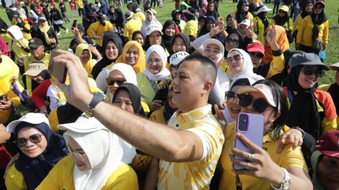 Ketua DPD Golkar Sumut, Musa Rajekshah bersama masyarakat di Tanjung Morawa..