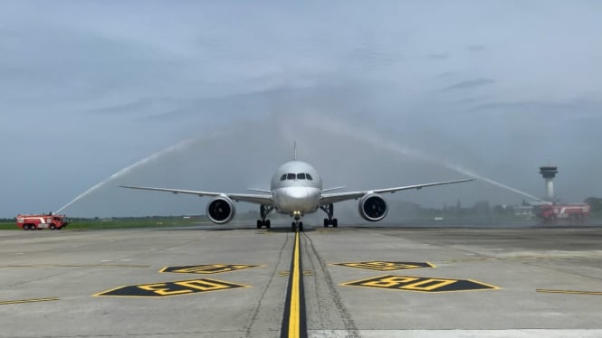 Kedatangan perdana pesawat Qatar Airways di Bandara Kualanamu disambut dengan water salute.