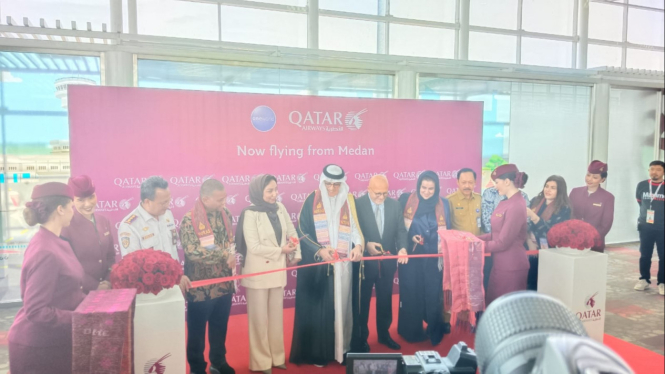 Pengguntingan pita penyambutan Qatar Airways di Bandara Kualanamu.