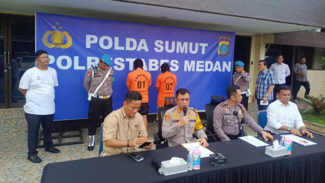 Kapolrestabes Medan, Kombes Pol Teddy John Sahala Marbun didampingi Kapolsek Medan Baru, Kompol Yayang Rizky paparkan penangkapan pelaku penganiayan anggota Panwascam.