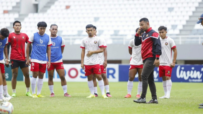 Pelatih Sada Sumut, M Yusup Prasetyo pimpin latihan pemain.