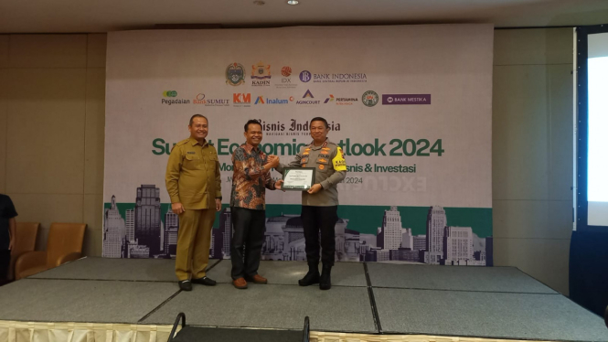 Para narasumber Sumut Economic Outlook 2024 di Kota Medan.