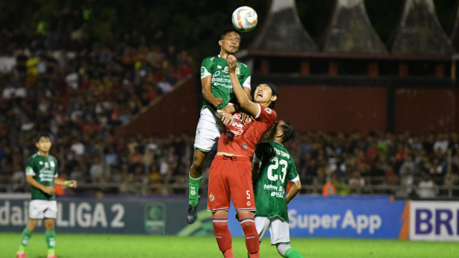 Pemain PSMS berebut bola dengan pemain Semen Padang.