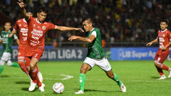Penyerang PSMS, Nico Malau dikawal pemain Semen Padang.