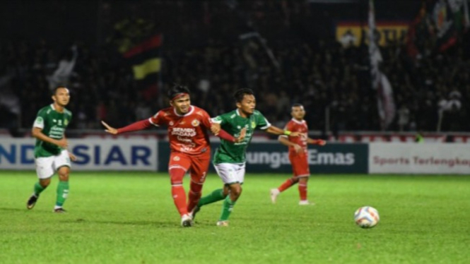 Pemain Semen Padang, Wiganda Pradika (merah) kawal pemain PSMS.
