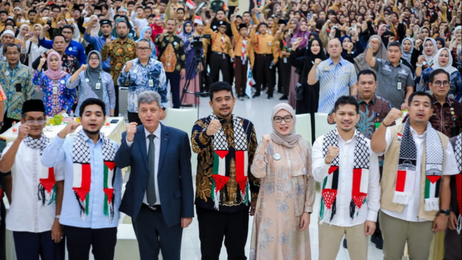 Wali Kota Medan, Bobby Nasution menyerahkan donasi Rp1 miliar kepada Dubes Palestina, Zuhair SM Al-Shun.