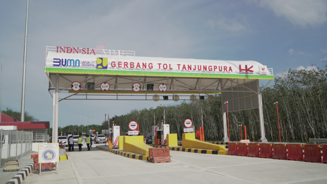 Gerbang tol Tanjungpura.