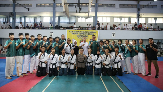 Ketua Pengprov Taekwondo Indonesia (TI) Sumut, Musa Rajekshah bersama taekwondoin dan pelatih.