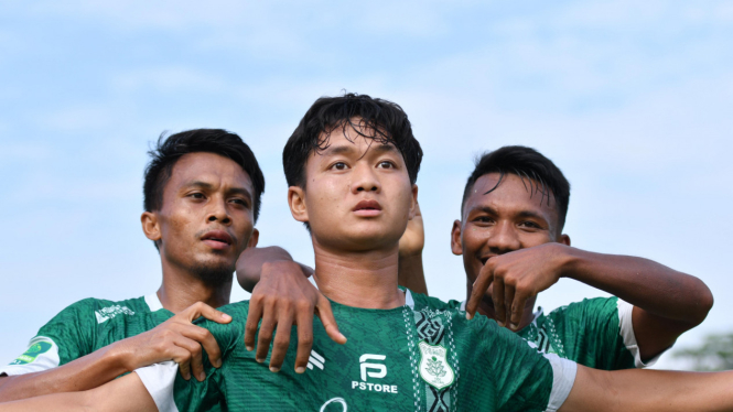 Pemain PSMS, Ikhsan Chan selebrasi usai cetak gol ke gawang Semen Padang.