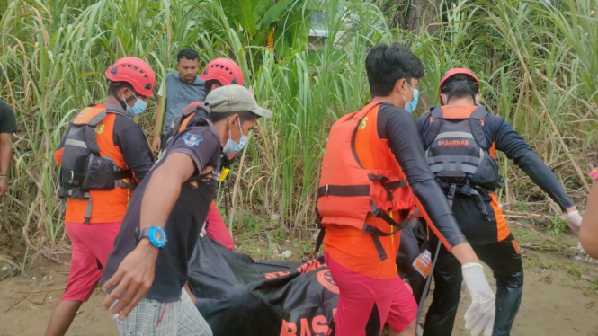 Tim SAR mengevakuasi korban yang tewas tenggelam di Sungai Kau Renun, Dairi.