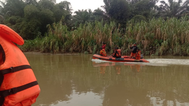 Tim SAR melakukan pencarian terhadap korban hanyut di Sungai Silau.