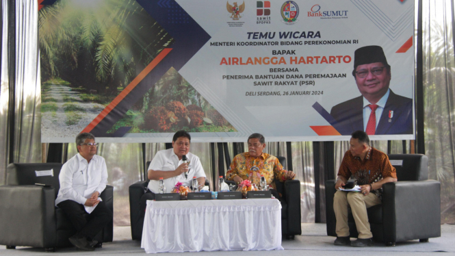 Menko Perekonomian RI, Airlangga Hartarto saat temu wicara dengan penerima bantuan dana peremajaan sawit rakyat di Deliserdang.