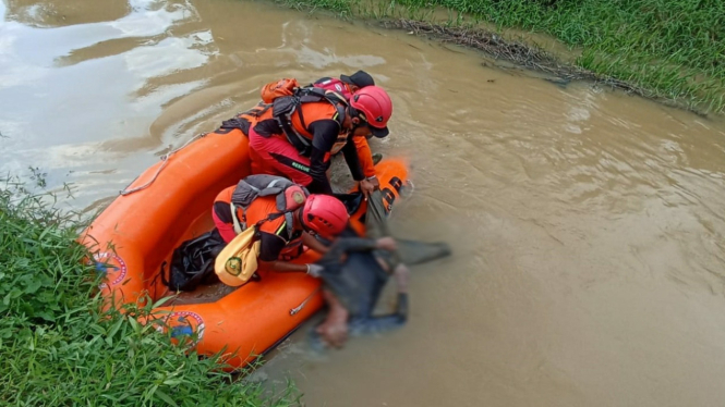 Tim Basarnas evakuasi pria pencari rumput tewas hanyut di aliran sungai di Langkat.