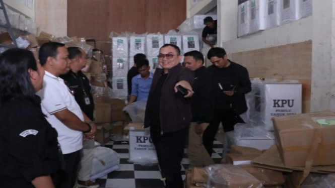 Anggota KPU RI, Parsadaan Harahap memeriksa logistik Pemilu 2024 provinsi Sumut.