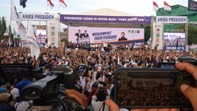 Pendukung, relawan dan masyarakat memenuhi kampanye akbar Anies Baswedan di Sumut
