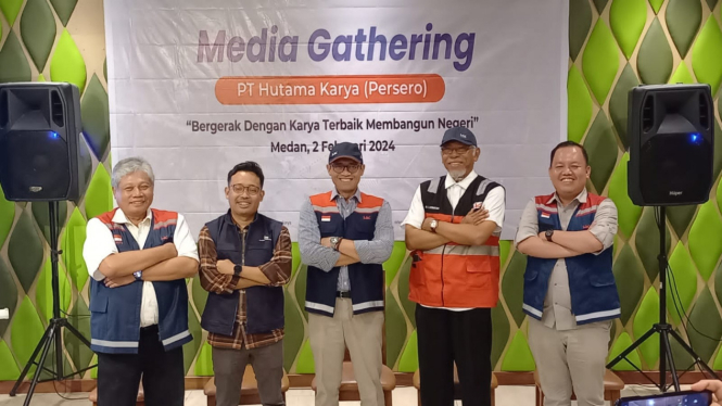 Para narasumber media gathering Hutama Karya bersama jurnalis di Kota Medan.