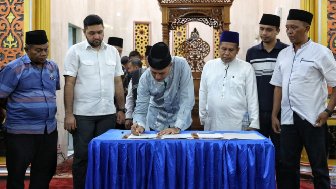 Ketua Yayasan Haji Anif, H Musa Rajekshah mewakafkan tanah keluarga untuk pemakaman.