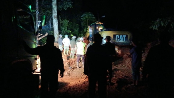 Petugas mengevakuasi korban longsor di Kabupaten Tapanuli Utara.