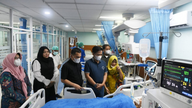Pj Gubernur Sumut, Hassanudin menjenguk bocah 6 tahun korban perundungan yang alami pecah tengkorak kepala di rumah sakit.
