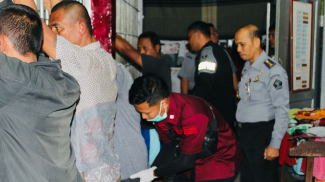 Petugas menggeledah warga binaan Lapas Siborongborong.