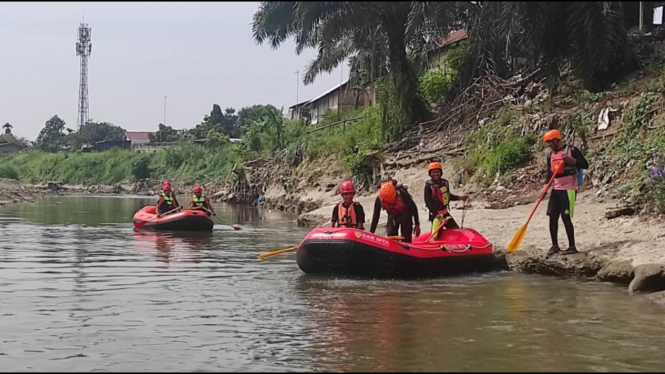 Tim SAR melakukan pencarian korban hanyut di Sungai Deli.
