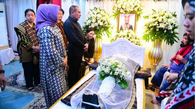 Edy Rahmayadi bersama istrinya, Nawal Lubis saat melayat Ketua DPRD Sumut, Baskami Ginting yang meninggal dunia.