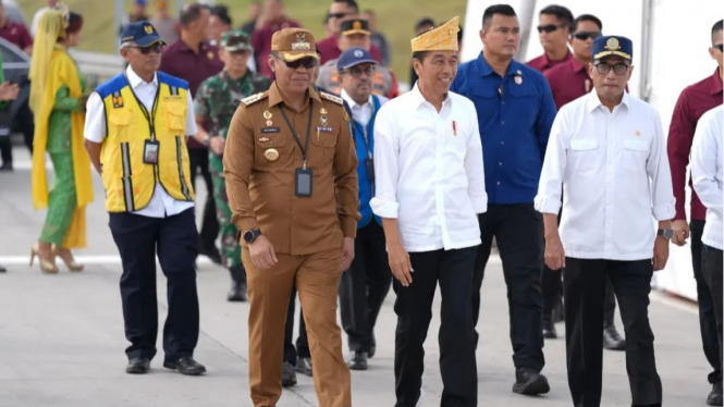Pj Bupati Batubara, Nizhamul mendampingi Presiden RI, Joko Widodo saat kunjungan kerja di Kabuaten Batubara.