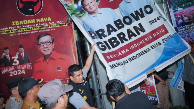 Wali Kota Medan, Bobby Nasution menurunkan baliho capres-cawapres pada dimulainya minggu tenang Pemilu 2024 di Kota Medan.