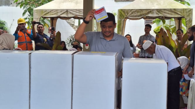 Wali Kota Medan, Bobby Nasution mencoblos di TPS 34 di Komplek Tasbih, Kota Medan.