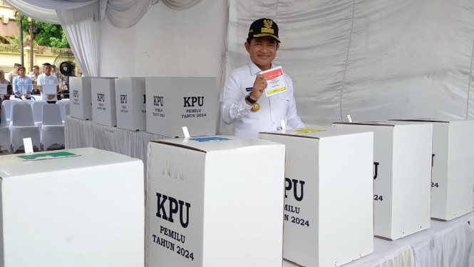 Pj Gubernur Sumut, Hassanudin menggunakan hak suara pada Pemilu 2024.